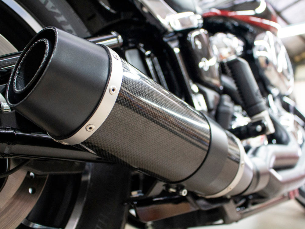 Bob Cat 2-into-1 Exhaust - Black with Carbon Fibre Sleeve Muffler. Fits Softail 2025up Non-240 Tyre Models